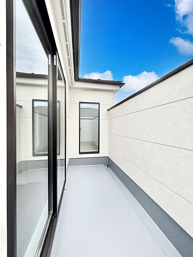 ◆1号棟◆~Balcony~ 大きな空に囲まれた気持ちのいい家。 バルコニーを覗くだけで圧倒的な開放感に包まれます。 バルコニーは陽がさしこみお布団や洗濯物を気持ちよく干すことができます。