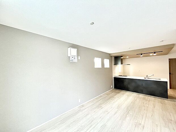 ◆1号棟◆～Living～　ここにはみんなが集い、食事と楽しい会話が始まる。話に夢中になりすぎて、ついつい時を忘れ夜半過ぎになってしまう。そんな束の間の幸せを感じさせてくれる場所でありたい。