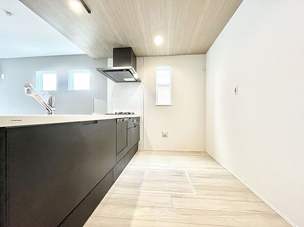 ◆1号棟◆～Kitchen～　自然光が入る窓のあるキッチン☆毎日使う場所だからこそ、使い勝手を考慮しました。ゆったりとしたキッチンコーナーは質感豊かな仕上がりとなっております。