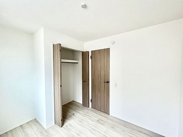 ◆1号棟◆～Bed Room～  全居室には収納クローゼットを完備！普段使いのお洋服や小物はもちろん、季節物のお洋服などもしっかりと整理整頓おしまい頂けます。  居室空間を広く使用できますね。