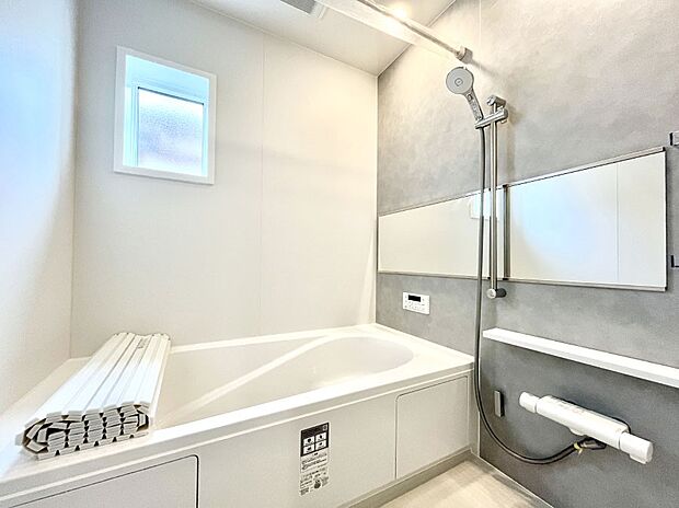 ◆1号棟◆～Bath Room～　窓付きのバスルームは、採光もあり明るく気持ちの良い空間です。窓があることで、換気環境も良好。ゆったり寛げるバスルームで、毎日のバスタイムが楽しみになりそうです。