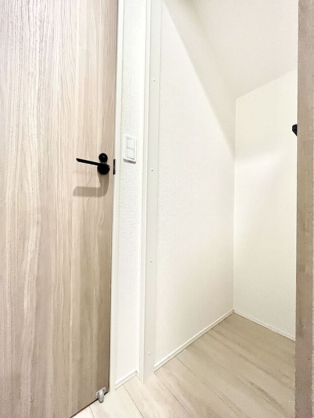 ◆1号棟◆廊下収納。掃除道具や季節の小物を収納することができます。