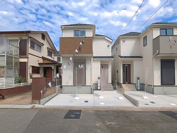 ◆1号棟◆~Exterior~ 堂々たる趣ながら、主張し過ぎずどこか余裕を感じさせるシャープなフォルムで佇む邸宅は、晴天の空と照らし合わせる事で、本来あるべき完成形の姿を見せてくれます。