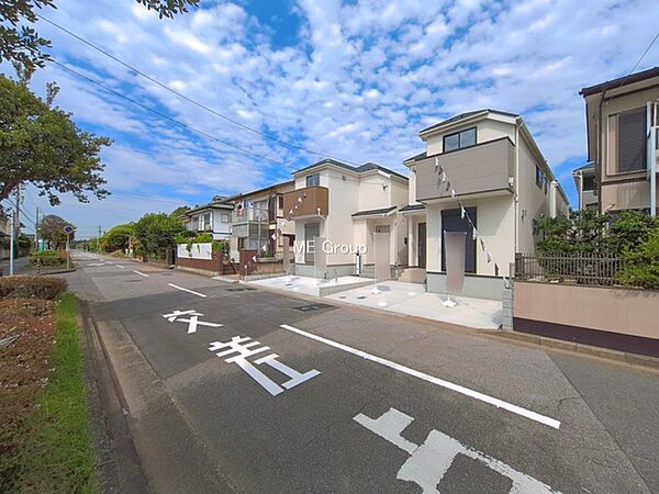 ～Exterior～　 南東 12.5m 公道　季節の変化を感じながら子育てができる、自然に囲まれた住宅地です☆ のびのびと過ごせる環境が、ご家族の暮らしをより豊かにしてくれます。