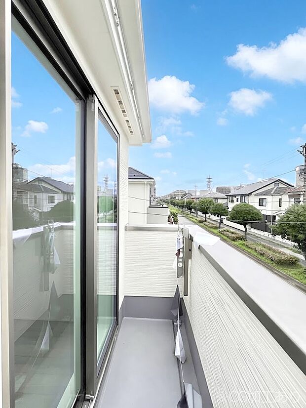 ◆1号棟◆～Balcony～　大きな空に囲まれた気持ちのいい家。バルコニーを覗くだけで圧倒的な開放感に包まれます。バルコニーは陽がさしこみお布団や洗濯物を気持ちよく干すことができます。