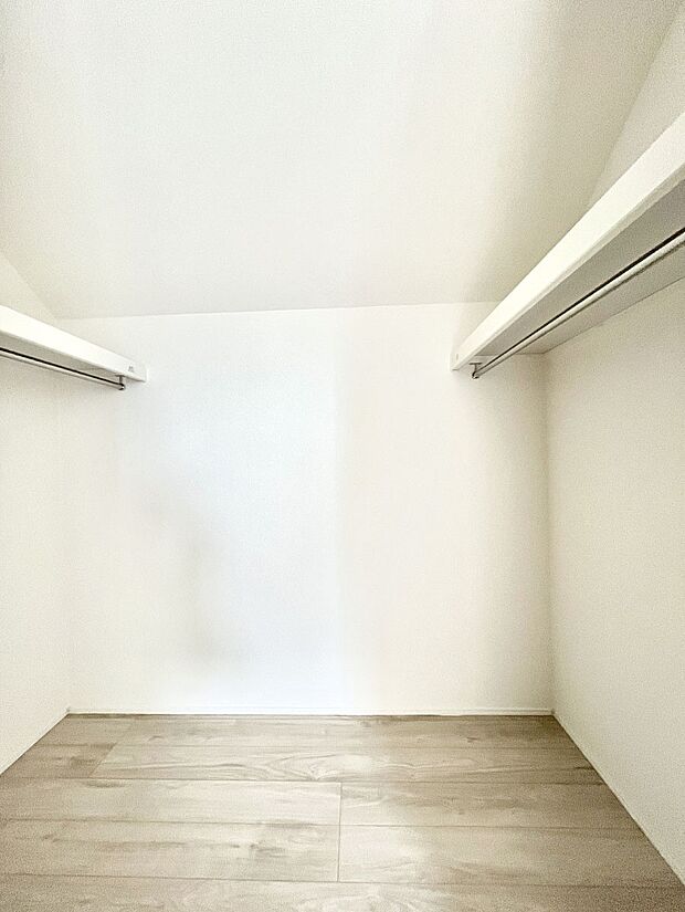 ◆1号棟◆～Walk-in Closet～　たくさんの洋服をかけてもシワになりにくいウォークインクローゼット。洋服以外にも、普段使わない家電やスーツケース、ストック品など何でも片付く嬉しい空間です。