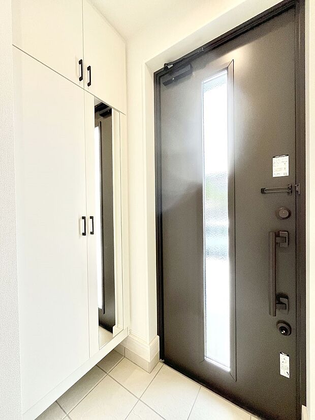 ◆2号棟◆~Entrance~ 家の中でお客様を迎える最初の場所である玄関は、家の印象そのものです!豊富な玄関収納で、常に綺麗に保つことが出来ます♪玄関にはたっぷり収納の下駄箱を完備!