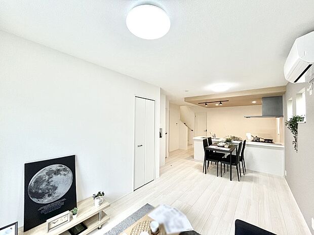 ◆2号棟◆~Living~ ここにはみんなが集い、食事と楽しい会話が始まる。話に夢中になりすぎて、ついつい時を忘れ夜半過ぎになってしまう。そんな束の間の幸せを感じさせてくれる場所でありたい。