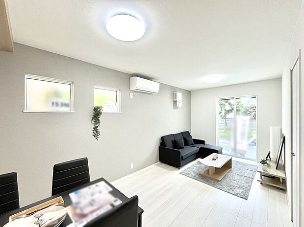 ◆2号棟◆~Living~ 豊かな陽光がこの場所を照らしだす。 光溢れるこの空間はみんなの笑顔が集う場所、時を忘れ、つきることのないたわいもない会話を楽しむ時間、たくさんの思いが綴られる場所。