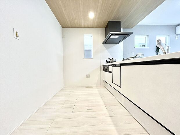 ◆2号棟◆~Kitchen~ 自然光が入る窓のあるキッチン☆毎日使う場所だからこそ、使い勝手を考慮しました。ゆったりとしたキッチンコーナーは質感豊かな仕上がりとなっております。