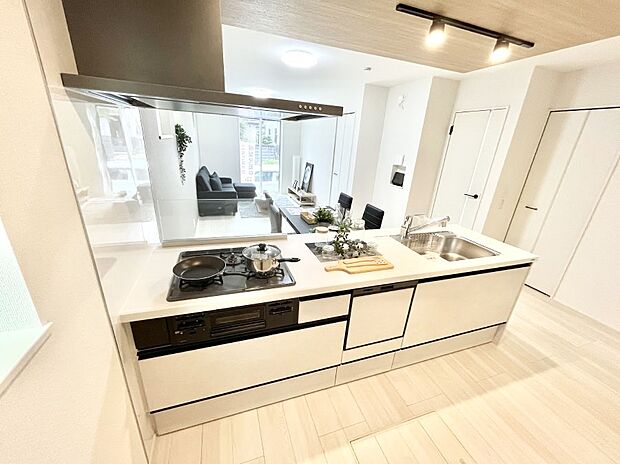 ◆2号棟◆~Kitchen~ 会話が弾むリビング、料理が愉しくなるキッチン。家は、ただ生活する場ではなく、暮らしを愉しく、快適にする場所。笑顔の毎日、安らぎの日々のために、最新の設備・仕様を採用。