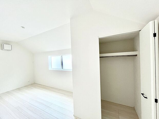 ◆2号棟◆~Bed Room~ 全居室には収納クローゼットを完備!普段使いのお洋服や小物はもちろん、季節物のお洋服などもしっかりと整理整頓おしまい頂けます。 居室空間を広く使用できますね。