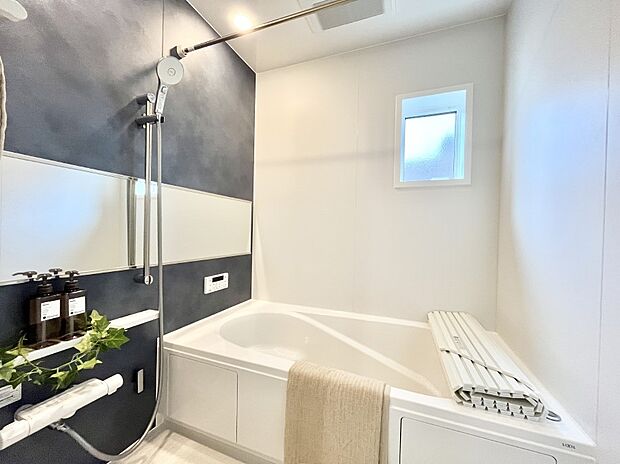 ◆2号棟◆~Bath Room~ 窓付きのバスルームは、採光もあり明るく気持ちの良い空間です。窓があることで、換気環境も良好。ゆったり寛げるバスルームで、毎日のバスタイムが楽しみになりそうです。