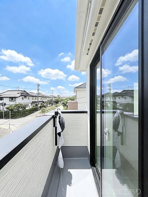 ◆2号棟◆~Balcony~ 大きな空に囲まれた気持ちのいい家。バルコニーを覗くだけで圧倒的な開放感に包まれます。バルコニーは陽がさしこみお布団や洗濯物を気持ちよく干すことができます。