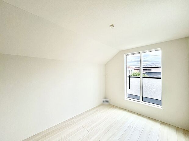 ◆2号棟◆~Bed Room~ 木の温もりがやさしいフローリングは安らぎをもたらすプライベート空間。明るめのフローリングですので、壁紙ともマッチし、お部屋を更に広く見せてくれる効果も。