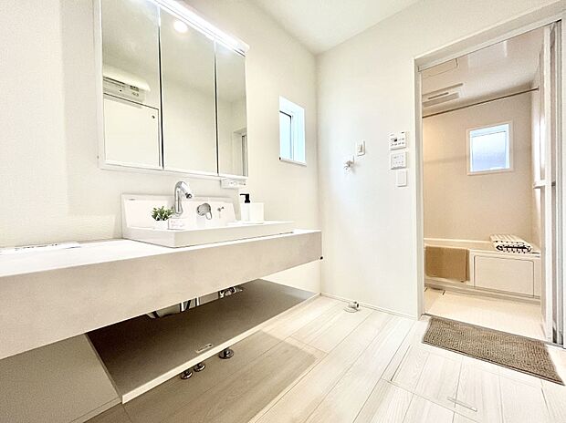 ◆2号棟◆~Dressing Room~ 十分な大きさの洗面台は収納もさる事ながら、身だしなみチェックや歯磨きなど、朝の慌ただしい時間でもホテルライクなスペースで余裕とゆとりを感じて頂けます。
