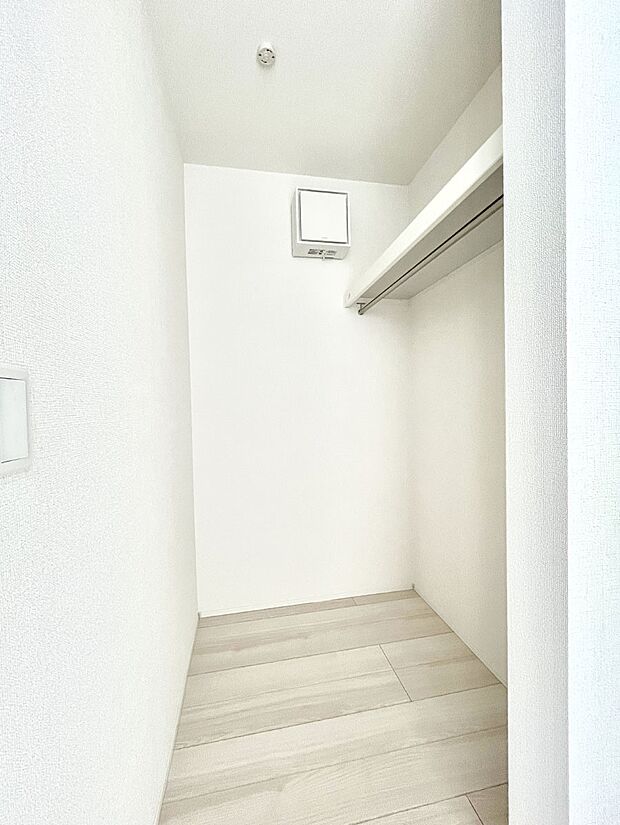 ◆2号棟◆~Walk-in Closet~ たくさんの洋服をかけてもシワになりにくいウォークインクローゼット。洋服以外にも、普段使わない家電やスーツケース、ストック品など何でも片付く嬉しい空間です。