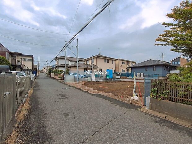 ~Exterior~ 東 4.36m 公道 カースペースは嬉しい2台分!周辺は車通りが少ないため、落ち着いて運転でき、車庫入れが苦手な方でもスイスイ楽に駐車できます。来客時にも便利で安心です♪