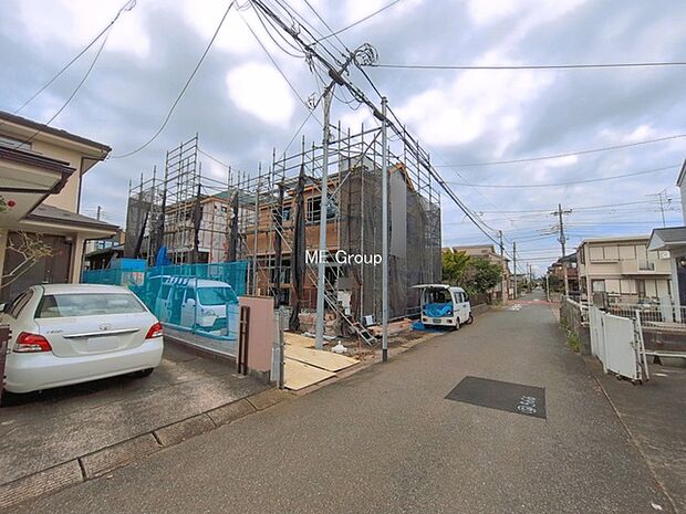 ~Exterior~ 東 4.36m 公道 カースペースは嬉しい2台分!周辺は車通りが少ないため、落ち着いて運転でき、車庫入れが苦手な方でもスイスイ楽に駐車できます。来客時にも便利で安心です♪