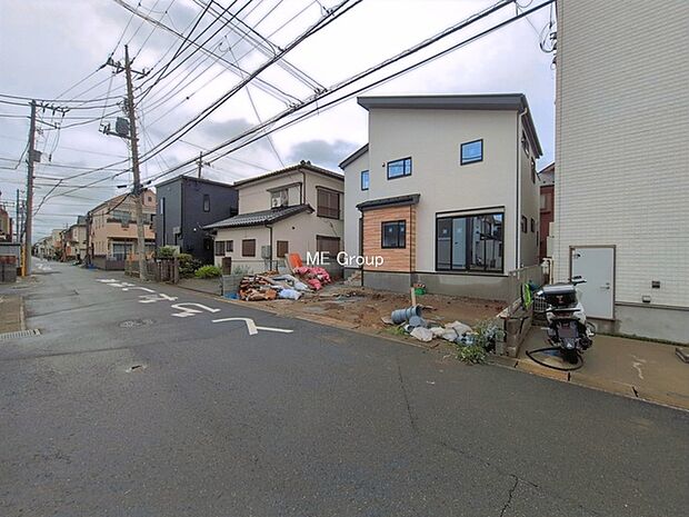 ~Exterior~ 前面道路:北 5.52m 公道 前面道路は閑静な住宅地をはしる車通りの少ない道路。駐車の出し入れもらくらくです!ご不明点・現地見学のご希望は、お気軽にお問い合わせください!