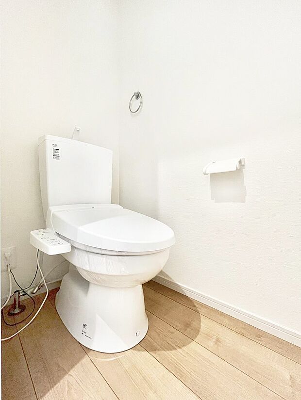 明るく清潔感のあるトイレです。
