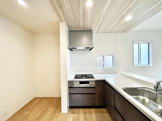～Kitchen～　動線が短く、手早く作業できるＬ型キッチン。コーナーにスパイス類を置いてスッキリと♪ゆったりとしたキッチンコーナーは質感豊かな仕上がりとなっております。  