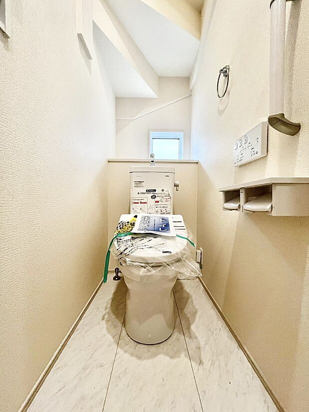 ～Toilet～　綺麗・スッキリ・快適なウォシュレット付トイレでくつろげる空間です。1、2階共にトイレスペース！採光もあり明るく、快適空間となっております♪毎日使う場所だからこその配慮です！