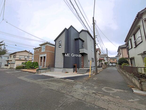 ~Exterior~ 前面道路:北 6.2m 公道 前面道路は閑静な住宅地をはしる車通りの少ない道路。駐車の出し入れもらくらくです!ご不明点・現地見学のご希望は、お気軽にお問い合わせください!
