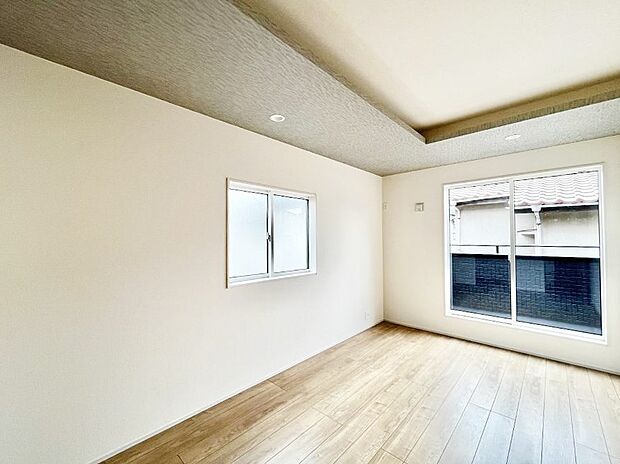 ～Bed Room～　2面採光を確保した明るい室内は、風通しも良く、大変居心地の良い空間となっております。爽やかな風を感じて起きる朝は、快適生活の始まりに！日当たりや通風がとても良い住まい♪