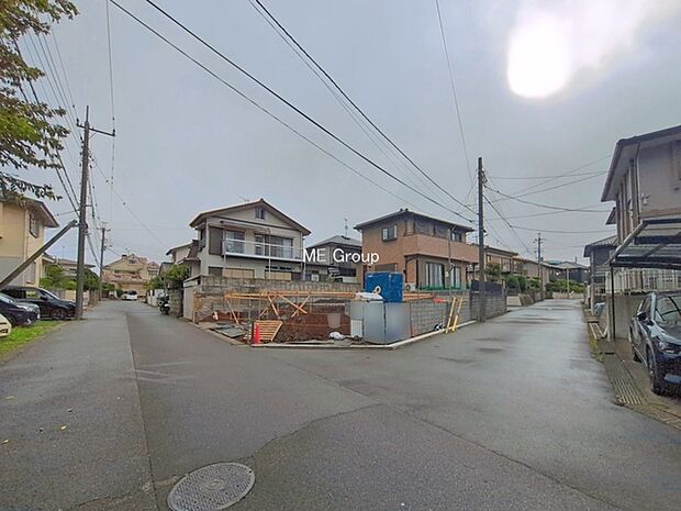 ~Exterior~ 前面道路:北西 6.04m 公道、南西 6.01m 公道 低層の一戸建てを中心とした街並みが整然と続き、周辺は高い建物が建っていないので、緑の多い閑静な趣を感じる環境です。