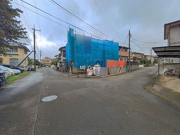 ~Exterior~ 前面道路:北西 6.04m 公道、南西 6.01m 公道 低層の一戸建てを中心とした街並みが整然と続き、周辺は高い建物が建っていないので、緑の多い閑静な趣を感じる環境です。