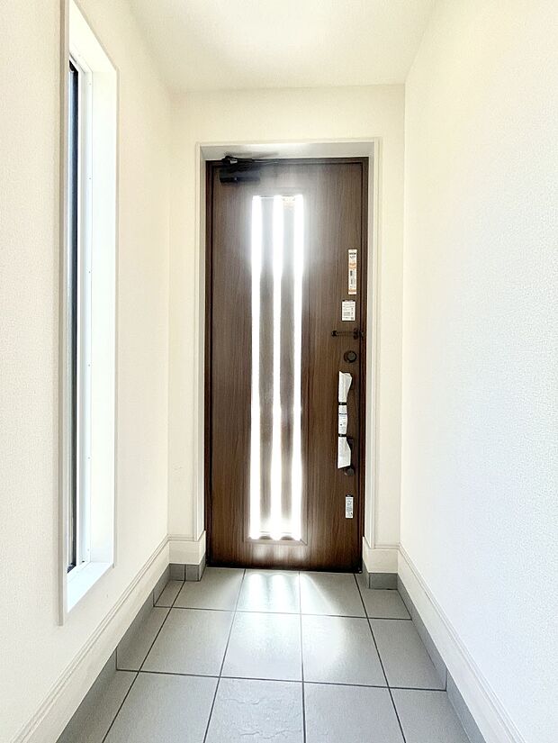 ～Entrance～　家の中でお客様を迎える最初の場所である玄関は、家の印象そのものです！豊富な玄関収納で、常に綺麗に保つことが出来ます♪玄関にはたっぷり収納の下駄箱を完備！