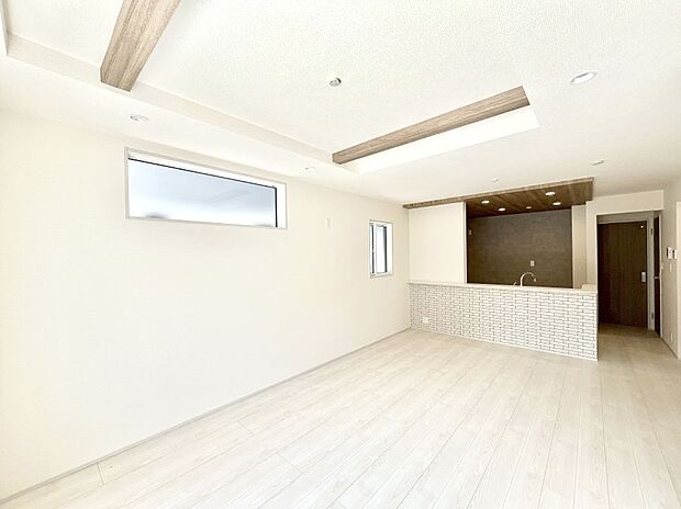 ～Living～　家族の一体感を感じられる広々としたスペース。家族と過ごす時間を大切にする方にピッタリのゆとりの住空間です。お子様が走り回っても安心して見守れます。家族の笑い声が今にも目に浮かびます。