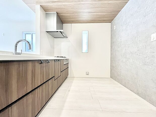 ～Kitchen～　自然光が入る窓のあるキッチン☆毎日使う場所だからこそ、使い勝手を考慮しました。ゆったりとしたキッチンコーナーは質感豊かな仕上がりとなっております。