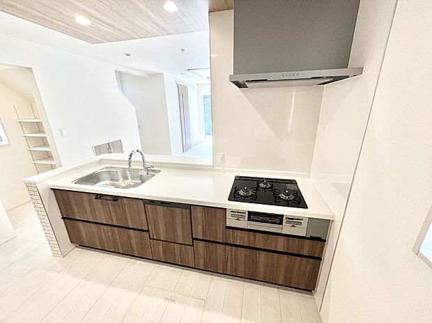 ～Kitchen～　会話が弾むリビング、料理が愉しくなるキッチン。家は、ただ生活する場ではなく、暮らしを愉しく、快適にする場所。笑顔の毎日、安らぎの日々のために、最新の設備・仕様を採用。