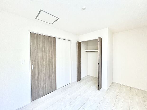 ～Bed Room～  全居室には収納クローゼットを完備！普段使いのお洋服や小物はもちろん、季節物のお洋服などもしっかりと整理整頓おしまい頂けます。  居室空間を広く使用できますね。