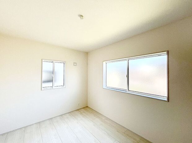 ～Bed Room～　2面採光を確保した明るい室内は、風通しも良く、大変居心地の良い空間となっております。爽やかな風を感じて起きる朝は、快適生活の始まりに！日当たりや通風がとても良い住まい♪