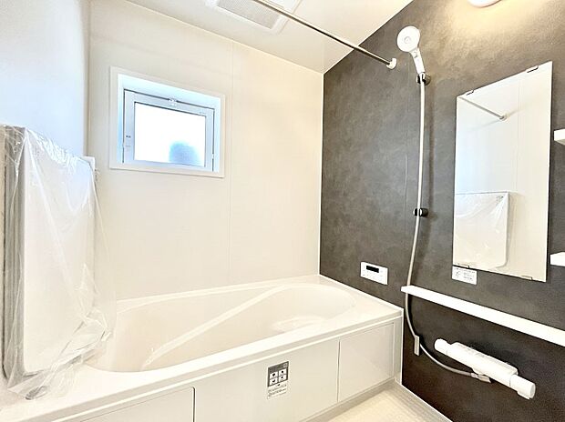 ～Bath Room～　落ち着いた雰囲気の浴室で明日に向けてリフレッシュ。浴室乾燥機能も付いているので隣の洗濯機置き場で洗い上がった洗濯物を、雨の日も天気を気にせず乾燥させることも可能です。