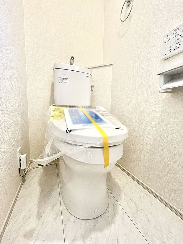 ～Toilet～　綺麗・スッキリ・快適なウォシュレット付トイレでくつろげる空間です。1、2階共にトイレスペース！採光もあり明るく、快適空間となっております♪毎日使う場所だからこその配慮です！