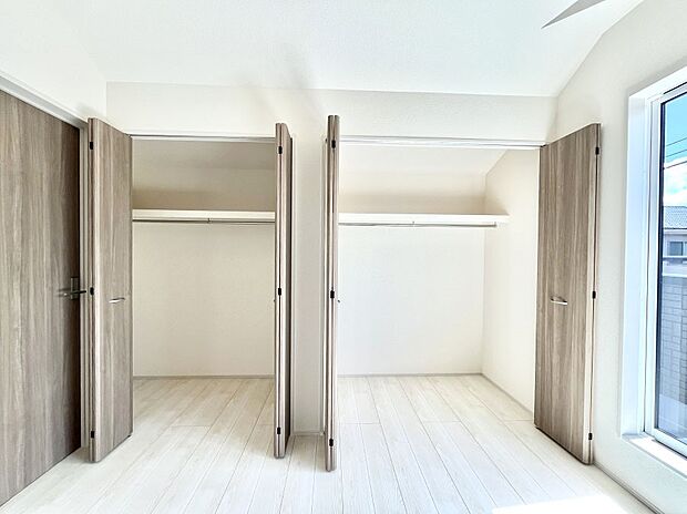 ～Closet～　壁面クローゼットがあればタンスを置く必要がなく、出っ張りのないスッキリ空間を維持できます。限られたスペースを有効に活用できそう。季節の衣類や趣味の品などたっぷり収納出来ますね♪