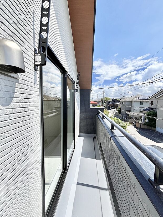 ～Balcony～　大きな空に囲まれた気持ちのいい家。バルコニーを覗くだけで圧倒的な開放感に包まれます。バルコニーは陽がさしこみお布団や洗濯物を気持ちよく干すことができます。