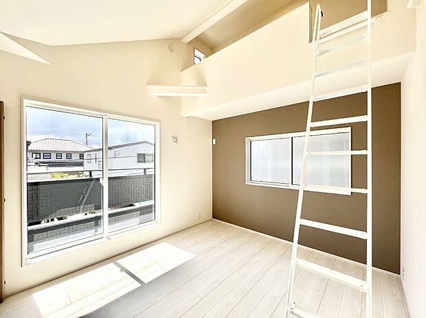 ～Bed Room～  「今日も一日お疲れ様」とご夫婦でゆったりくつろげる寝室。  毎日の家事やお仕事に疲れた日はフカフカのベットで癒されてください。本棚をおいても快適な広さが自慢♪