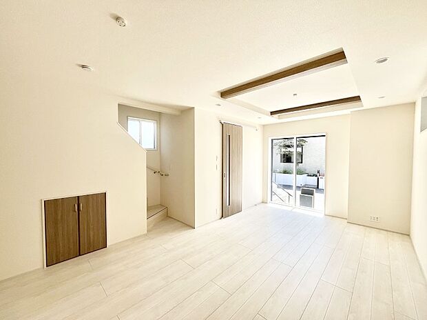 ～Living～　リビングに階段のある間取りです♪家族のコミュニケーションがスムーズに取れますね♪ゆとりある暮らしと心地よい住環境が紡ぐ贅沢な時間をご家族みんなでお過ごし下さい。