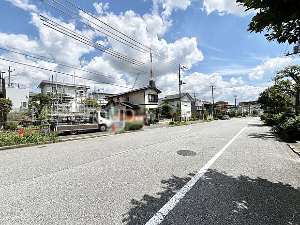 ~Exterior~ 前面道路は閑静な住宅地をはしる車通りの少ない道路。駐車の出し入れもらくらくです!ご不明点・現地見学のご希望は、お気軽にお問い合わせください!