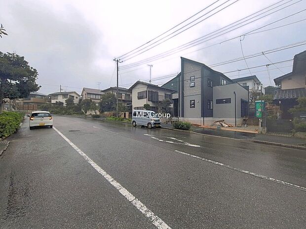 ～Exterior～　前面道路は閑静な住宅地をはしる車通りの少ない道路。駐車の出し入れもらくらくです！ご不明点・現地見学のご希望は、お気軽にお問い合わせください！
