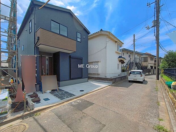 ~Exterior~ 前面道路:北西 4m 公道 前面道路は閑静な住宅地をはしる車通りの少ない道路。駐車の出し入れもらくらくです!ご不明点・現地見学のご希望は、お気軽にお問い合わせください!