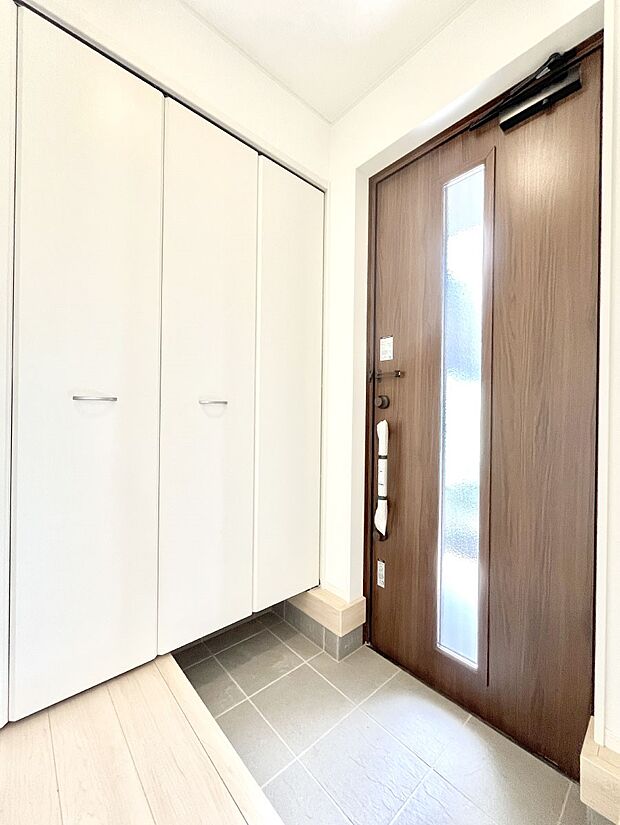 ◆2号棟◆～Entrance～　家の中でお客様を迎える最初の場所である玄関は、家の印象そのものです！豊富な玄関収納で、常に綺麗に保つことが出来ます♪玄関にはたっぷり収納の下駄箱を完備！