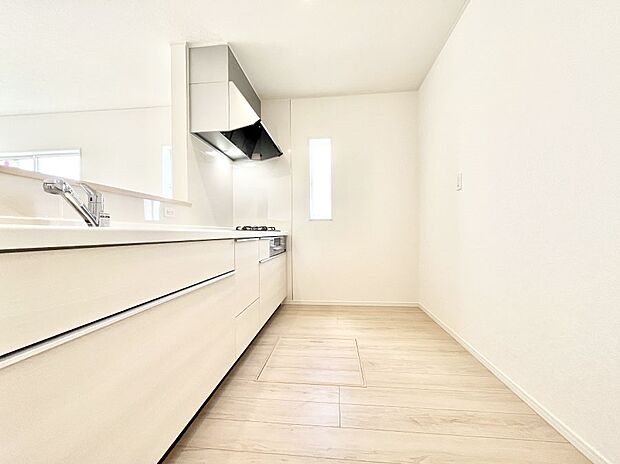 ◆2号棟◆～Kitchen～　自然光が入る窓のあるキッチン☆毎日使う場所だからこそ、使い勝手を考慮しました。ゆったりとしたキッチンコーナーは質感豊かな仕上がりとなっております。