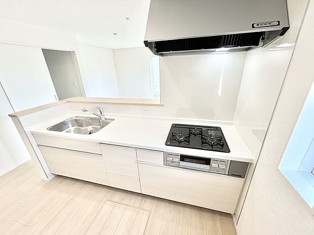 ◆2号棟◆～Kitchen～　「さぁ今日は何を作ろう」こんなキッチンなら思いっきり料理ができちゃいます。キッチンからはリビングが一望できます。家族がつながるお家がここにございます。