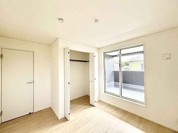 ◆2号棟◆～Bed Room～　マンションと違い部屋数が多いのが戸建てのメリットです。ご家族が増えたことで手狭に感じていた住まいも戸建てでは各居室プライバシーを保つことができます。